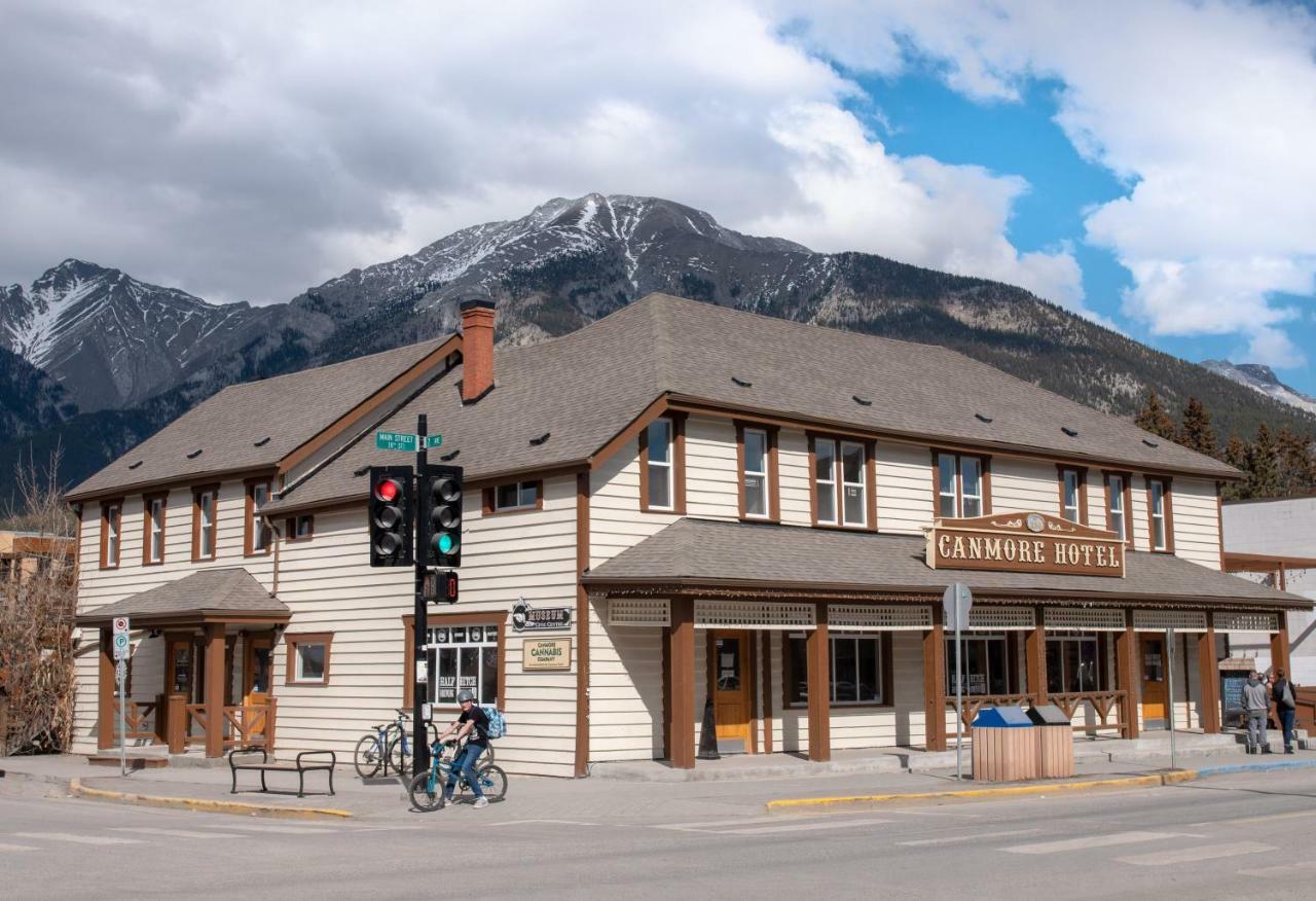 Party Hostel - The Canmore Hotel Hostel Extérieur photo