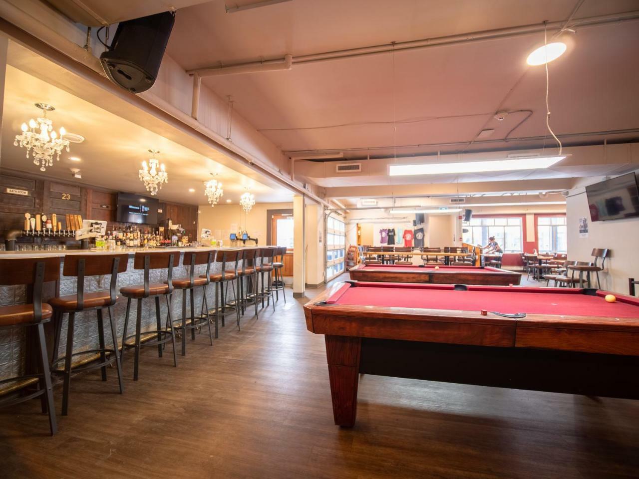 Party Hostel - The Canmore Hotel Hostel Extérieur photo