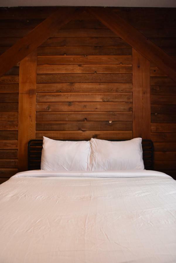 Party Hostel - The Canmore Hotel Hostel Extérieur photo