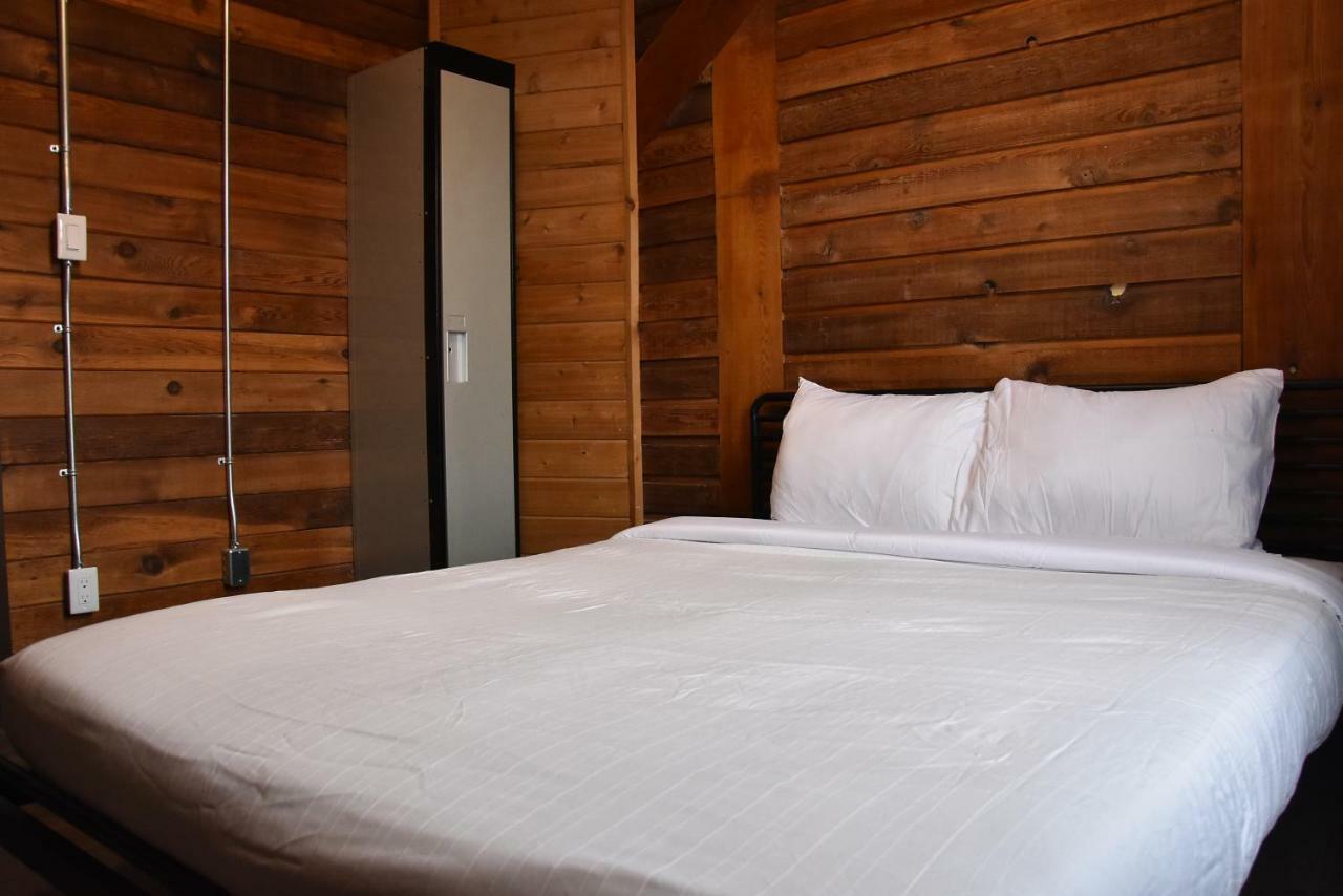 Party Hostel - The Canmore Hotel Hostel Extérieur photo